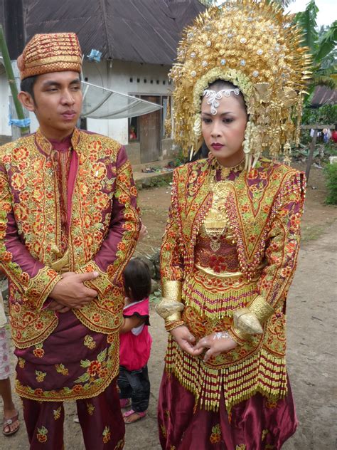 Bentuk perkawinan adat melayu riau. Sumatera Barat di Terokai: Adat Perkahwinan di Bukittinggi ...