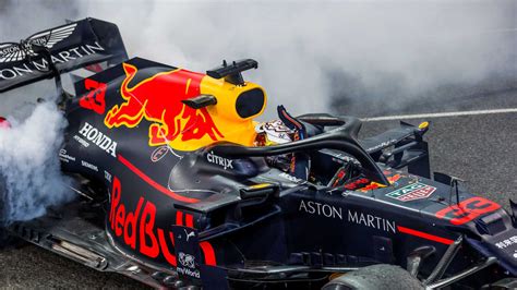 Die behelst een nieuw logo, website. Is dit de nieuwe helm van Verstappen voor 2020 ...
