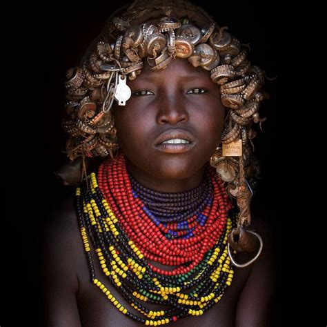 Забележителните модни тенденции на племената в Африка Webstagebg