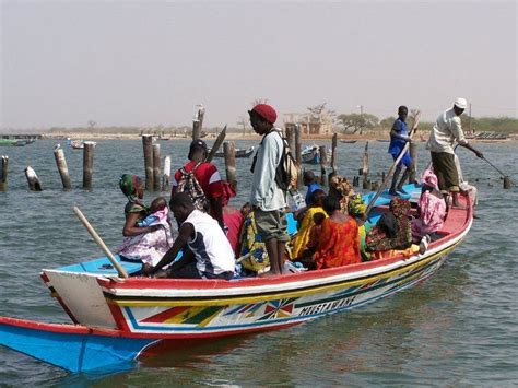 La Pirogue Moyen De Transport Incontournable Dans Le Saloum Sénégal