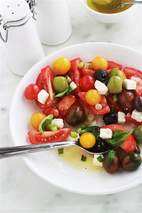Salade de tomates feta olives et basilic