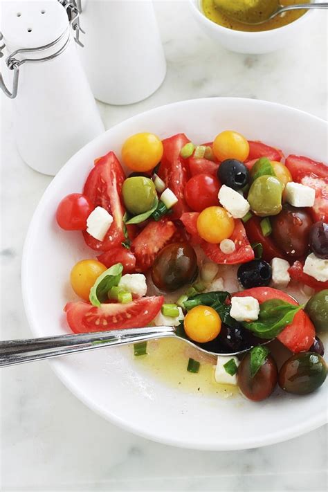 Salade De Tomates Feta Olives Et Basilic Cuisine Culinaire