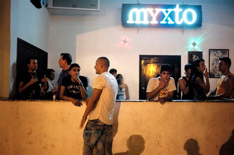 In Havana Gay Bars Hold Their Own Against The Internet The New York