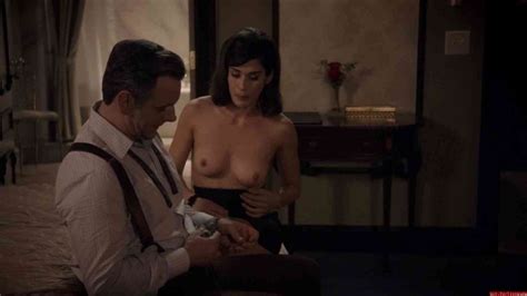 Lizzy Caplan Naked Naked Body Parts Of Celebrities