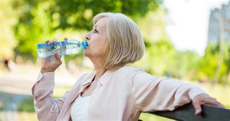 5 Simple Ways To Stay Hydrated And Healthy In The Summer Heat
