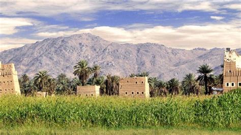 قع الجامعة على الامتداد الشرقي لمدينة نجران على مساحة وقدرها (18) مليون متر مربع, وهي بذلك تعد أكبر المدن الجامعية في المملكة العربية السعودية من حيث المساحة. حكاية نجران.. تنوع وانصهار وعادات عربية أصيلة