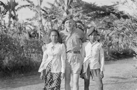 Lihat Foto Tentara Belanda Dan Dua Orang Indonesia Tahun 1949 Netizen