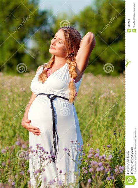 Mujer Embarazada Hermosa Que Se Relaja En El Parque Foto De Archivo