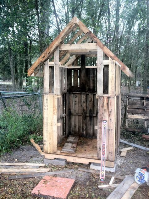 Fill in the gaps in the door frame with chicken wire. How to Build a Pallet Chicken Coop: 20 DIY Plans | Guide ...