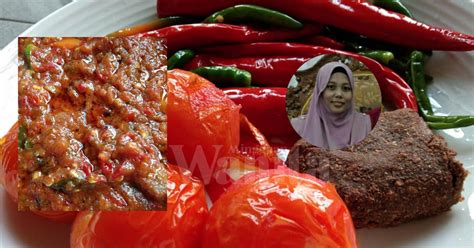 Sambal belacan is a popular spicy malaysian chili condiment consisting of chilies, belacan (shrimp paste), and lime juice. Sambal Belacan Mak Ajar Lagi Sedap Goreng Dulu, Tahan ...