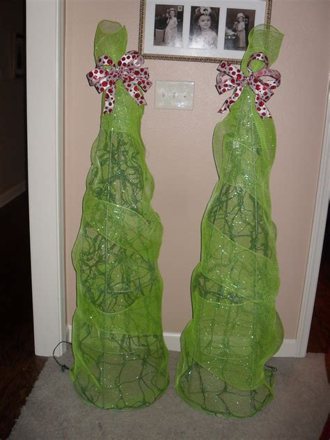 Cleverly Creative Girl: Tomato Cage Christmas Trees