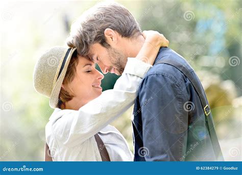 Jeune Embrassement Romantique De Couples Image Stock Image Du Girlfriend Affectueux 62384279