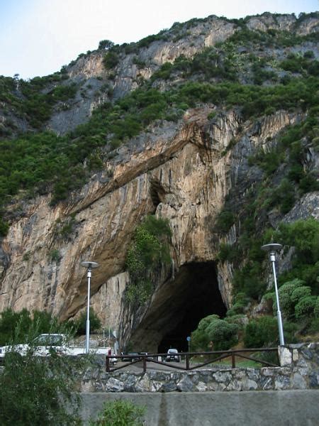 Si immergono le erbe in una ciotola piena di acqua pura e si pone questo preparato al magico effetto della notte. Ingresso meridionale della Grotte di San Giovanni