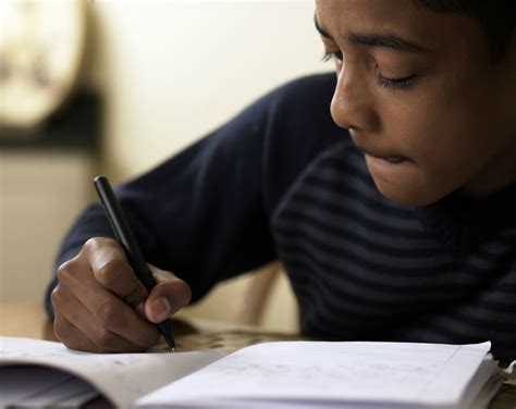 Por que as crianças deveriam fazer mais trabalhos escolares em casa