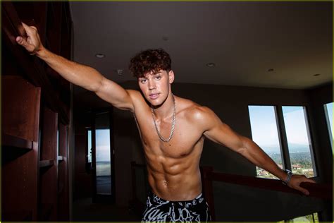 Tiktok Star Noah Beck Shows Off His Physique For Mood Talks Dating