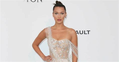Bella Hadid S Bare Breasts Covered By A Stunning Golden Lung Neckless
