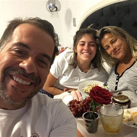 ego leandro hassum leva café na cama para a mulher e faz homenagem notícias de famosos