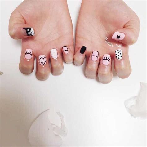 Uñas decoradas sencillas uñas sencillas y bonitas decorados para uñas cortas manicura para uñas coral uñas sinaloa uñas sencillas pósteres retro manos y pies peluquería y belleza uñas lindas diseños. Me encantan estos 50 Diseños de Uñas Sencillas y súper ...