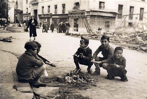 Spain 1936 39 Gc Plaza Del Carmen Poor Children Children Images