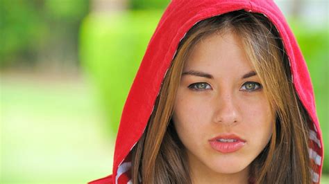 Shyla Jennings Blonde Hoods Green Background Face Pornstar Model Women Hd Wallpaper