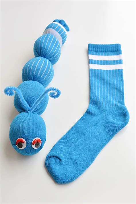 How To Make No Sew Sock Worms Worm Crafts Sock Crafts Crafts