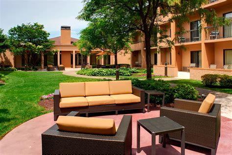 Romulus Airport Hotel With Outdoor Patio And Bar Courtyard Detroit Metro Airport