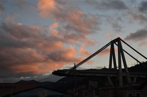 Sono rimasti 4 ore sepolti vivi sotto in crollo del ponte a genova. Ponte Morandi, lo psichiatra dei sopravvissuti: «È come se ...