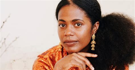 Akwaeke emezi is an lgbo and tamil writer and video artist, best known for their 2018 debut novel freshwater. Akwaeke Emezi o el subjecte escindit