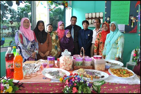 Pada setiap kali sambutan hari raya aidilfitri, ramai dalam kalangan kita mengambil kesempatan mengucapkan pantun dan ucapan raya sebagai pengganti diri. SEKOLAH RENDAH AMO, TEMBURONG: SAMBUTAN HARI RAYA ...