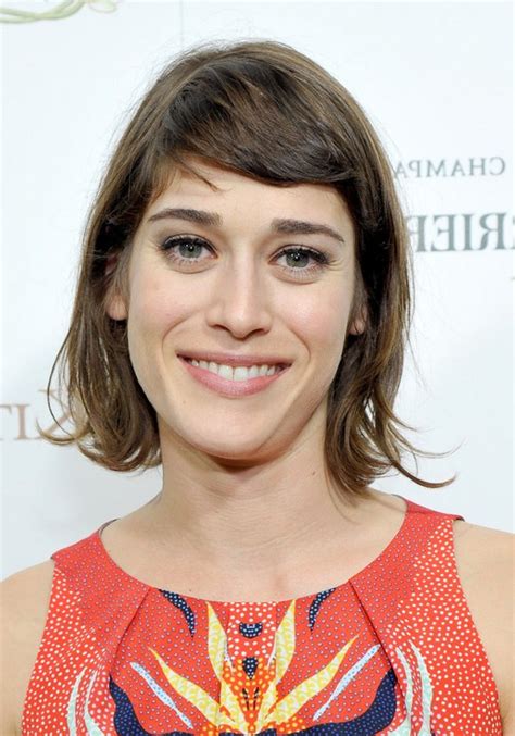 Lizzy Caplan Short Wavy Hairstyle With Side Swept Bangs For Summer Styles Weekly