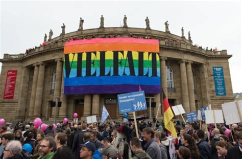 Aber auf der bühne sollen wieder irgendwelche esoteriker rumgetanzt haben. Demo der Bildungsplangegner: In Stuttgart prallen wieder ...