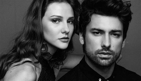 Alina boz ise ünlü bir kebapçının amerika'da aşçılık okuyan kızı azra güneş rolüne hayat verecek. Alina Boz & Alp Navruz: Cenk geçmişin gölgesinde yaşayan ...