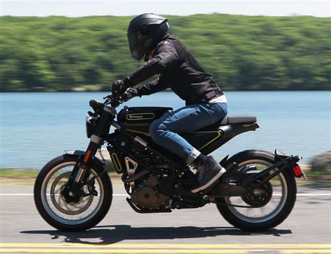 The 2020 svartpilen 401 sees the same changes as the vitpilen 401, which include an extended subframe for what husky claims improves passenger comfort and new colors that accentuate the model's design. Husqvarna Vitpilen 401 Cafe Racer