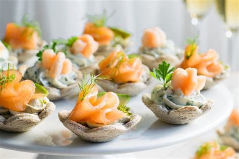 Lessatevi i gamberetti per mezzo minuto, poi scolateli e lasciateli raffreddare. TARTINE SALATE AI GAMBERETTI E SALMONE | Tartine, Cibo ...
