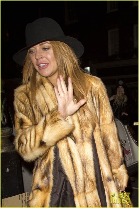 Photo Lindsay Lohan Makes A Statement In Fur Coat Photo