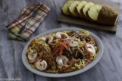 Olive garden is teasing us with visions of puffy pillows of ravioli bathed in creamy parmesan sauce alongside crisp boneless chicken cutlets. CopyKat Olive Garden Chicken and Shrimp Carbonara