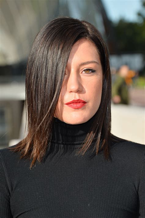 A atriz carrega a marca idelével das mulheres que sabem o quanto são maravilhosas. #adele #exarchopouls #haircut #bob #hairstyles | Hair ...