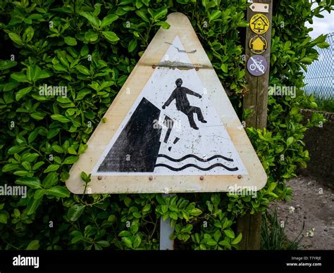 Danger Cliff Edge Sign In Dover Hi Res Stock Photography And Images Alamy