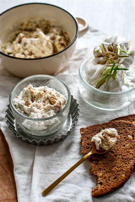 Dattel- Frischkäse - Dip mit Schmand