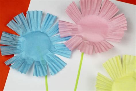 Scene of flower,leaves,butterfly& grass your likes, comments, & share motivate me to prepare more craft ideas and tutorials for you. Easy Peasy Cupcake Liner Flowers Tutorial for Preschoolers ...