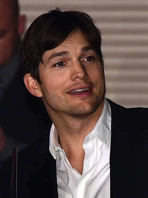 He has a fraternal twin brother, michael, and a sister, tausha. Ashton Kutcher: Seine Penis-Prothese ist Allzeit bereit! | InTouch