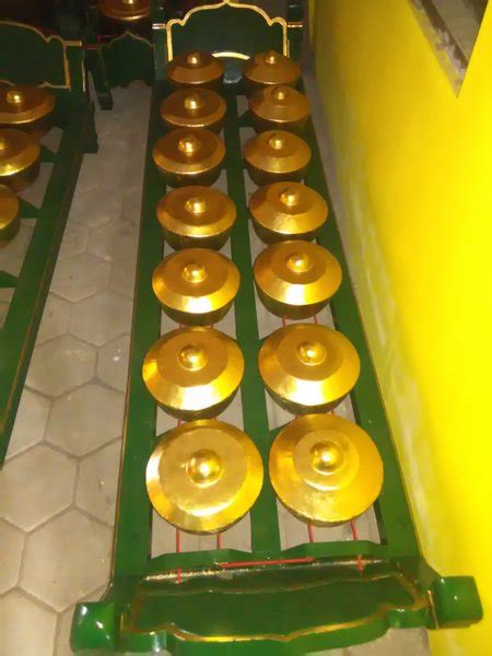 Jenis alat musik tersebut adalah jenis alat musik yang memiliki bunyi ideofon (bunyi yang dihasilkan dari bunyi dasarnya). Jual Bonang Barung / Penerus Laras Slendro / Pelog Gamelan Jawa Bahan Pencu Kuningan di lapak ...