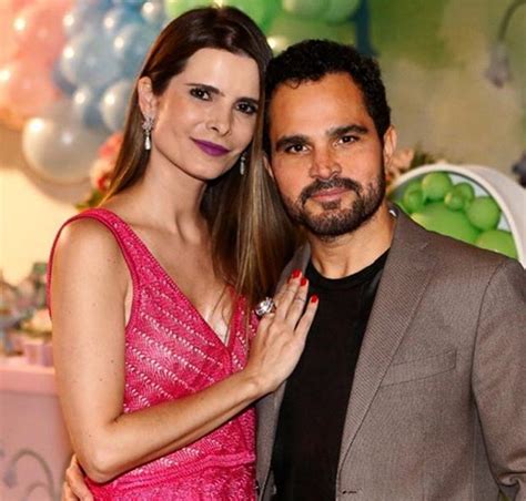 Cartolouco estava de férias até esta semana, algo que estava previamente combinado. Luciano Camargo faz declaração para esposa no aniversário dela: A sua vida é um presente ...