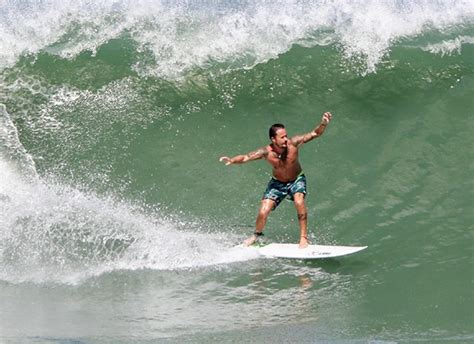 Paulinho Vilhena é clicado surfando no Rio de Janeiro ...