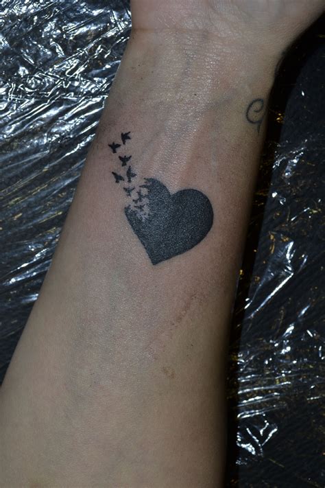 Heart tattoos for men come with the same heart or love shape with the difference being the extra features present on the tattoos. Pin on Small Tattoo (kis tetoválások) by Westend Tattoo ...