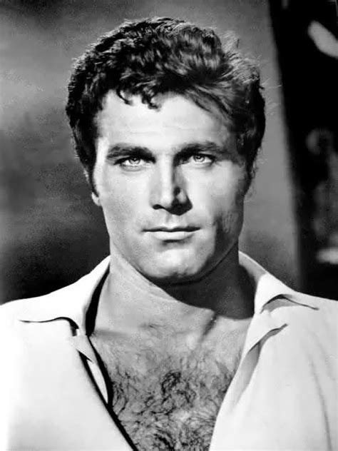Franco nero gerçekten macera aksiyon filmlerinin başarılı bir oyuncusu idi.artık anca eski filmlerini izleyebiliyoruz. Franco NERO : Biographie et filmographie