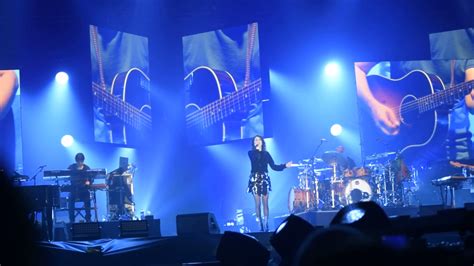 Il brano si allontana un po' dal genere blues dialettale delle prime canzoni per abbracciare un'atmosfera più pop. Giorgia Live (30.03.17) - Cover "Che male c'è" di Pino ...