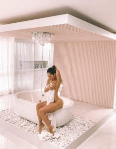 Mayra Cardi posa nua na banheira e exibe mansão luxuosa