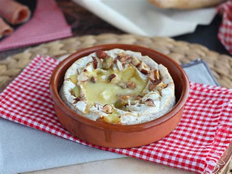 Camembert rôti au four miel et noix