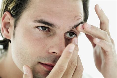 Cómo sacar tu lente de contacto cuando se ha ido hacia atrás de tu ojo